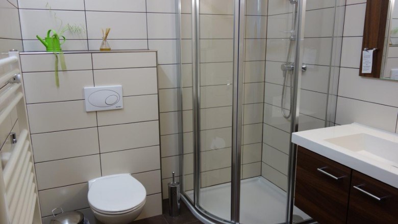 Bathroom in the Apple Blossom room, © Gästehaus Daurer Bathroom in the Apple Blossom room, © Gästehaus Daurer