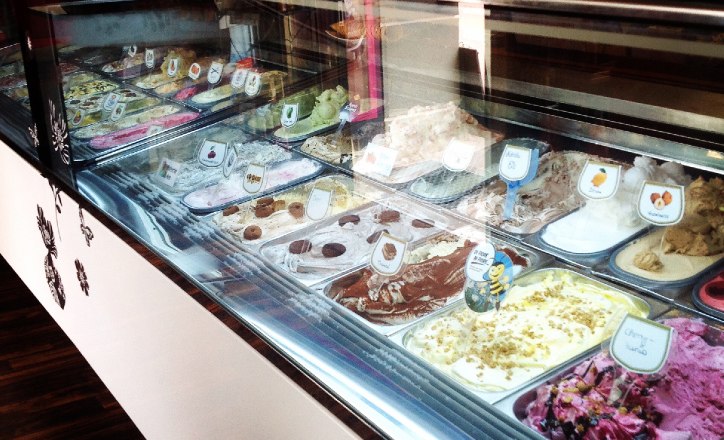 Ice-Cafe Bachinger, © zVg Ice cream display case with different types of ice cream in a café.