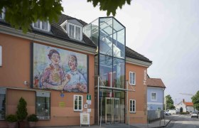 Aussengalerie Oskar Kokoschka Haus, © Robert Herbst Außenansicht des Oskar Kokoschka Hauses mit großem Gemälde an der Fassade.