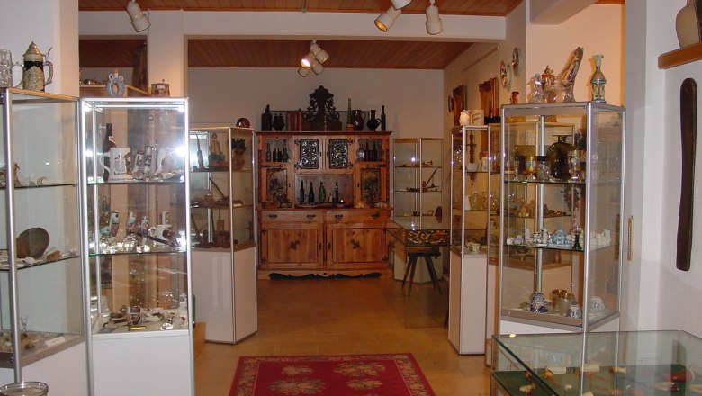 Pipe museum, © Marktgemeinde St. Aegyd/Neuwalde Interior view of a museum with glass showcases full of pipes and collector's items.
