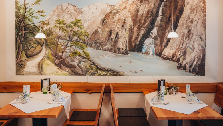 Inn tip for day-trippers, © Niederösterreich Werbung/Daniela Führer Cozy pub corner with a mural of a mountain landscape.