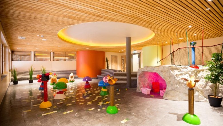 Badespaß im JUFA Hotel Annaberg***s, © Fred Lindmoser Innenbereich des JUFA Hotels Annaberg mit bunten Wasserspielen und Kletterbereich.