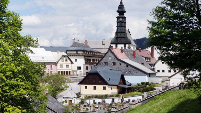 View of Annaberg, © weinfranz.at View of Annaberg with church and cemetery in the foreground.