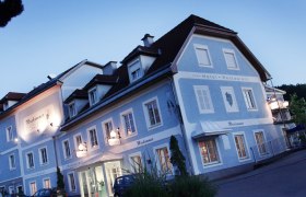 Landgasthof Moshammer, © Weinfranz Außenansicht des Landgasthofs Moshammer bei Dämmerung.