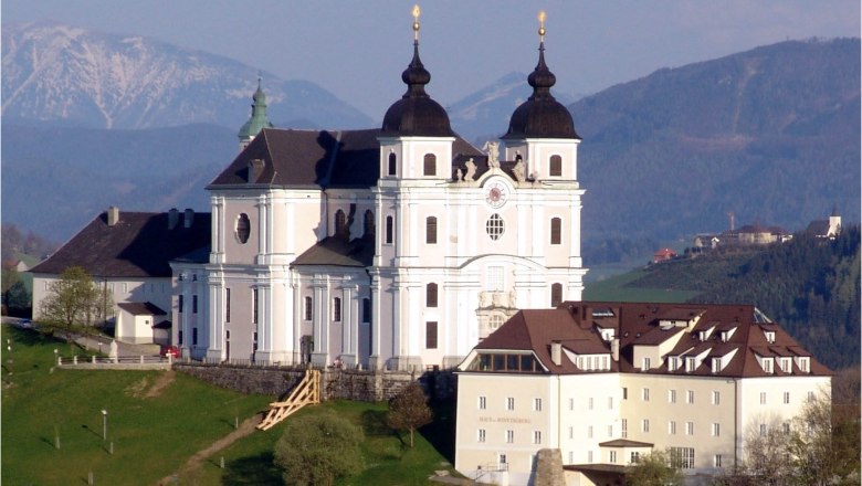 Basilika Sonntagberg, © Gemeinde Sonntagberg Basilika Sonntagberg auf einem Hügel mit Bergen im Hintergrund.