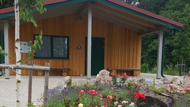 klein_20180607_ksg_01_c_gemeinde-weinburg, © Gemeinde Weinburg Wooden building with red roof and flower bed in the foreground.