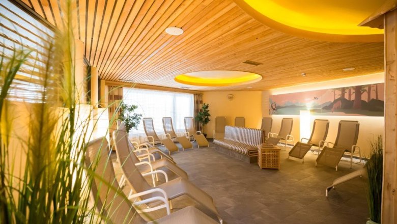 Sauna area at the JUFA Hotel Annaberg***s, © Fred Lindmoser A modern sauna area with loungers and wooden elements at the JUFA Hotel Annaberg.