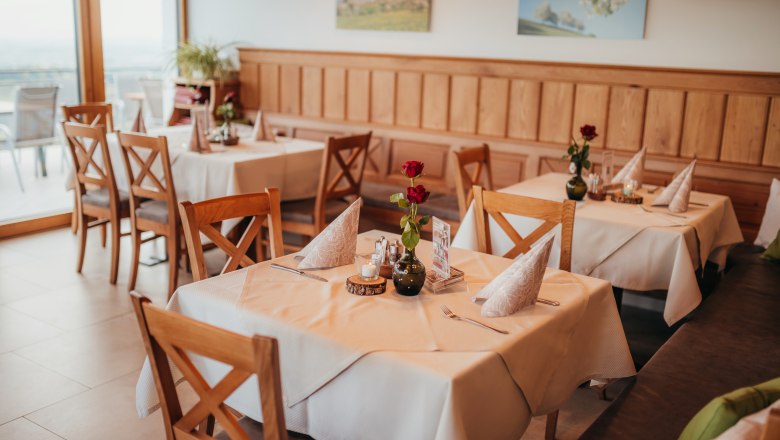 Ein Ort Mostviertler Spezialitäten, © Niederösterreich Werbung/Daniela Führer Gemütliches Restaurant mit Holzmöbeln und gedeckten Tischen.