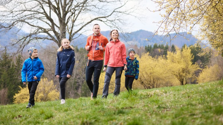 Dirndlblütenwanderung, © Mostviertel Tourismus / Rupert Pessl Dirndlblütenwanderung, © Mostviertel Tourismus / Rupert Pessl