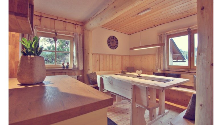 Alm Chalet Hochkar, © Martin Stellnberger Innenansicht eines gemütlichen Chalets mit Holzmöbeln und Dekoration.