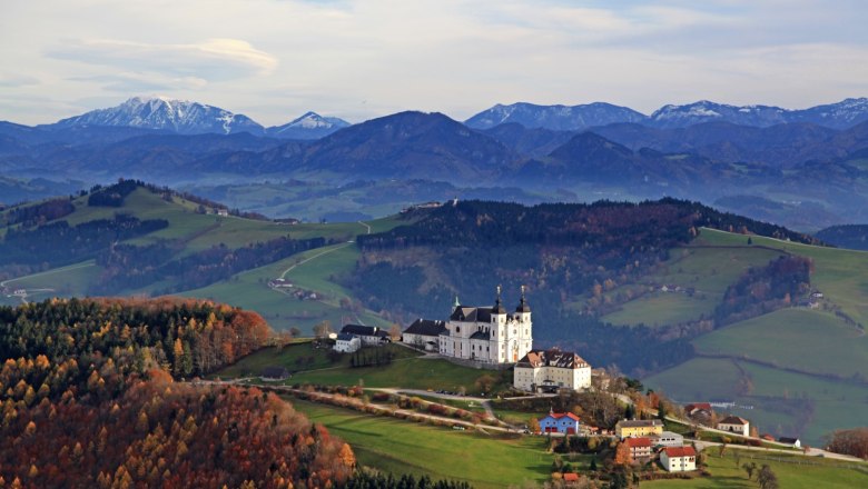 Blick über das Mostviertel, Sonntagberg, © Ewald Grabner Panoramablick über das Mostviertel mit der Basilika Sonntagberg im Vordergrund und Bergen im Hintergrund.