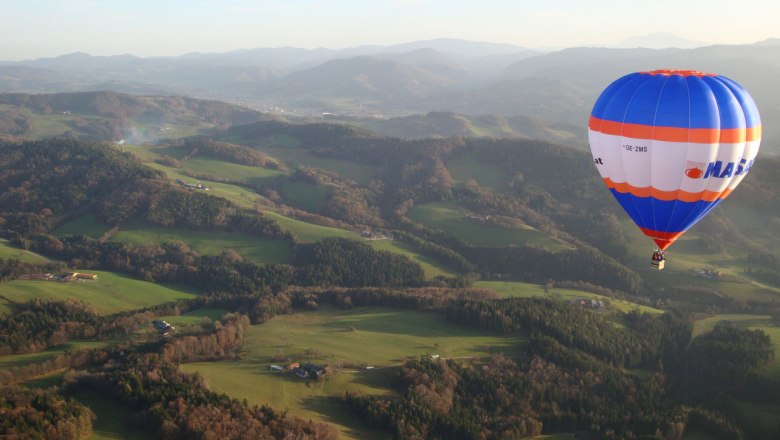 Ballooning im Traisental, © Gattinger Heißluftballon über grüner Hügellandschaft im Traisental.