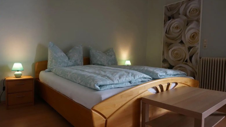 Doppelbett in der Altstadtwohnung Mathilde, © Fam. Obernberger Schlafzimmer mit Doppelbett, Nachttischen und Tisch.