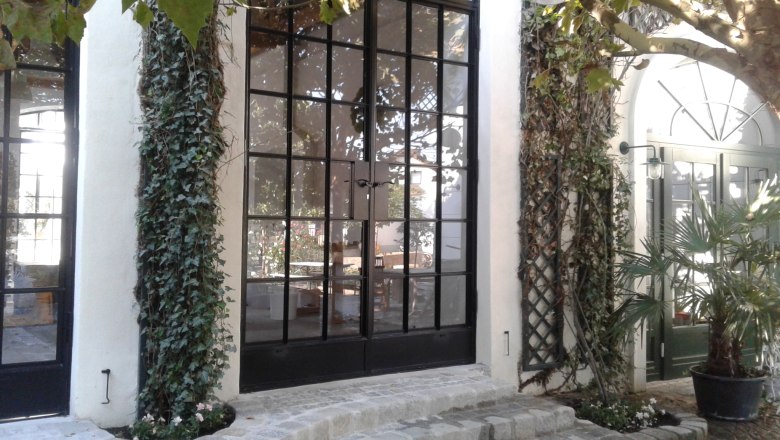 Entrance area, © Fam. Resch Entrance area with large glass windows, ivy and paving stones.