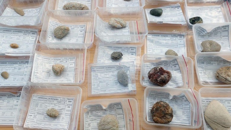 Bei der Ausgrabung wurden zahlreiche Schleudersteine gefunden, © Jakob Maurer Bei der Ausgrabung wurden zahlreiche Schleudersteine gefunden, © Jakob Maurer