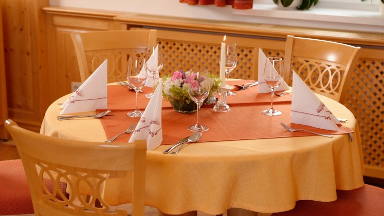 Bitte zu Tisch, © Foto Bauer Bitte zu Tisch, © Foto Bauer