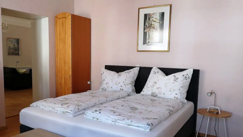 Zimmerbeispiel in der Altstadtwohung Mathilde, © Fam. Obernberger Schlafzimmer mit Doppelbett, Holzgarderobe und Wandbild.
