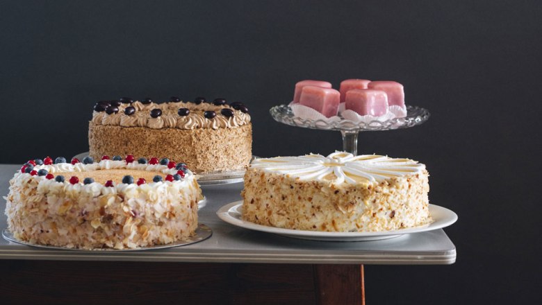 Inn with pastry shop, © Niederösterreich Werbung/Julius Hirtzberger Three cakes and pink pastries on one table.