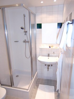 Bathroom, © Weinberger Small bathroom with shower, washbasin and towels.