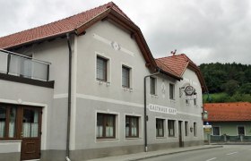 Gasthaus Gapp in Weinburg, © Roman Zöchlinger Gasthaus Gapp in Weinburg mit grauer Fassade und rotem Dach.
