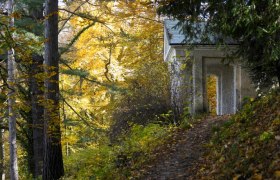 Lilienfeld Abbey Park, © Natur im Garten/Alexander Haiden Autumn scene in Lilienfeld Abbey Park with foliage and a small building.