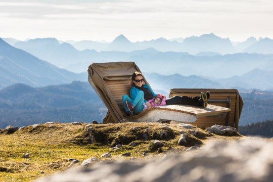 Alpine Relaxliegen laden zum Entspannen ein, © Bergbahnen Mitterbach