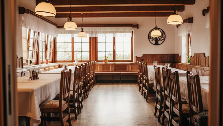 Cozy parlor, © Niederösterreich Werbung/Daniela Führer Cozy dining room with wooden furniture and large windows.