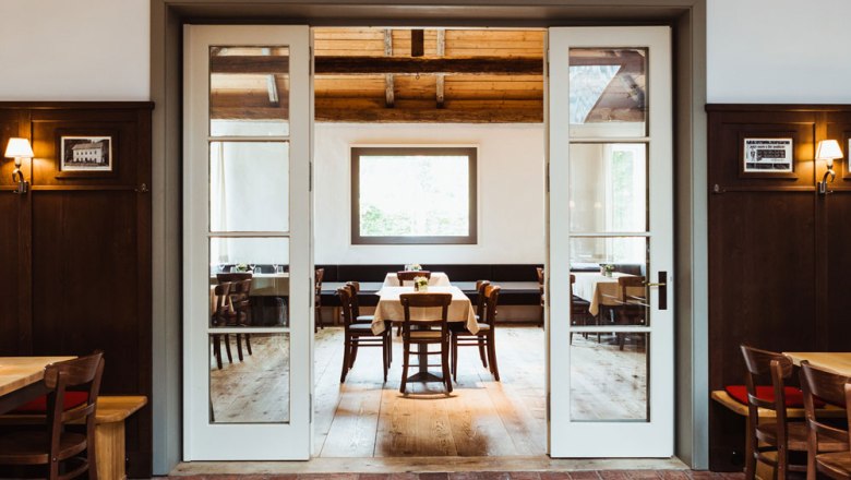 Modernes, zeitloses Ambiente, © Niederösterreich Werbung/David Schreiber Gemütliches Restaurant mit Holzmöbeln und großen Fenstern.