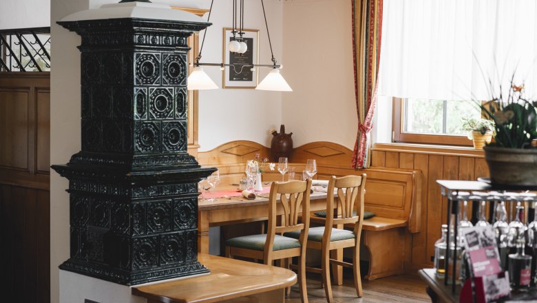 Authentic pub in Euratsfeld, © Niederösterreich Werbung/Julius Hirtzberger Cozy tavern parlor with wooden furniture and tiled stove.