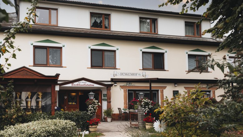 An inn with a large children's playground and garden, © Niederösterreich Werbung/David Schreiber A traditional inn with flowers and trees in the foreground.