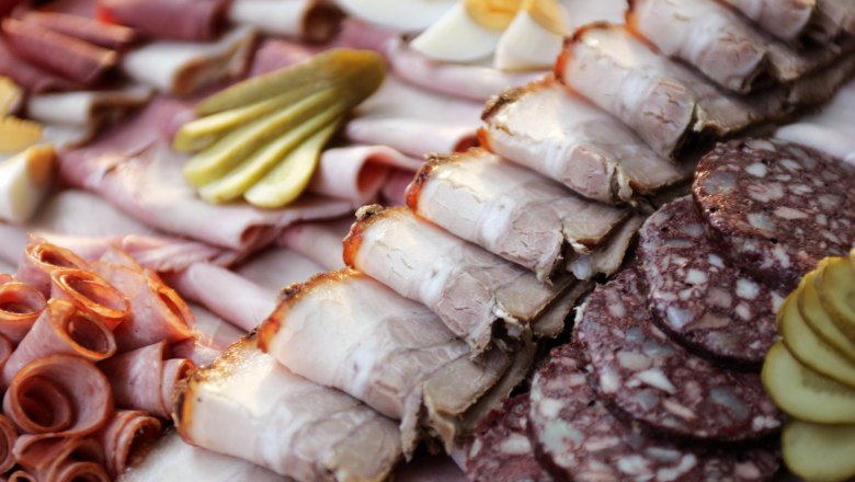 Snack, © weinfranz.at Various types of sausage and meat served on a plate.