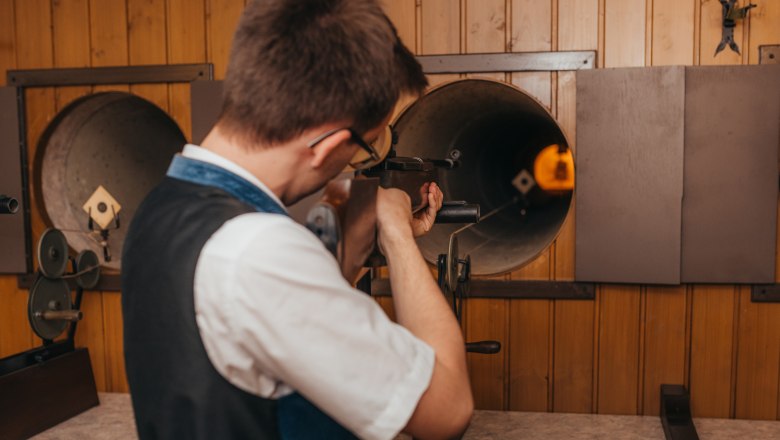 In-house shooting range, © Niederösterreich Werbung/Daniela Führer Person aims a rifle at a shooting range.