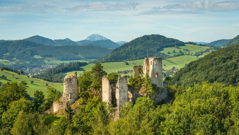 Ruine Rabenstein, © Markus Haslinger - www.extremfotos.com Ruine Rabenstein inmitten grüner Hügel und Wälder.