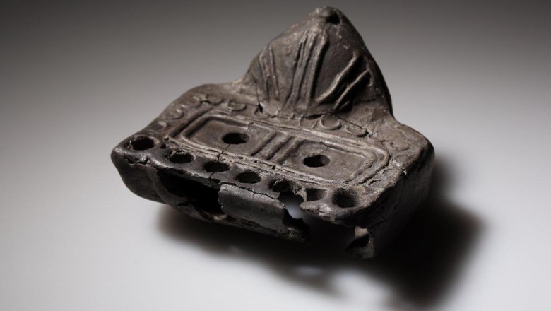 Mehrflämmige römische Öllampe des 2./3. Jh. vom Domplatz, © Stadtmuseum St. Pölten/N Gail Wien Mehrflämmige römische Öllampe des 2./3. Jh. vom Domplatz, © Stadtmuseum St. Pölten/N Gail Wien