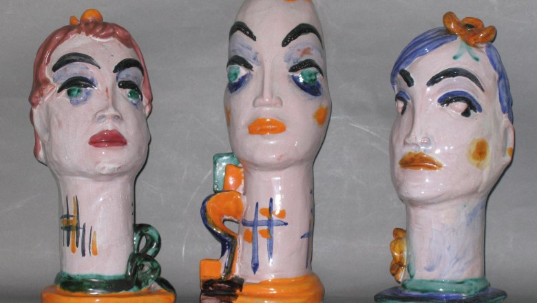 Keramikmuseum Scheibbs, © Keramikmuseum Scheibbs Drei bunte Keramikbüsten mit abstrakten Gesichtern auf grauem Hintergrund.