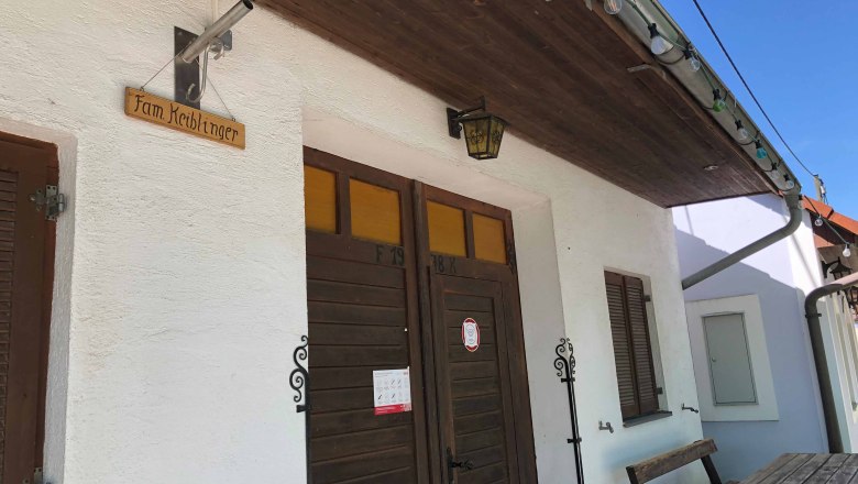 Heurigenlokal Fam. Keiblinger, © Donau Niederösterreich Eingang eines Heurigenlokals mit Holzschild 'Fam. Keiblinger'.