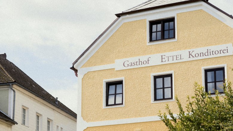 Inn in St. Leonhard, © Niederösterreich Werbung/Julius Hirtzberger Yellow building with the inscription 'Gasthof Ettel Konditorei'.