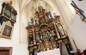 Wallfahrtskirche Annaberg, © Mostviertel Tourismus, weinfranz.at Innenansicht der Wallfahrtskirche Annaberg mit reich verziertem Altar und religiösen Statuen.