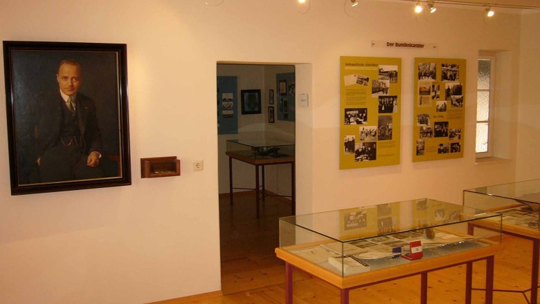 Dollfuß-Museum, © zVg Gemeinde Texing Innenansicht eines Museums mit Porträt und Ausstellungstafeln.