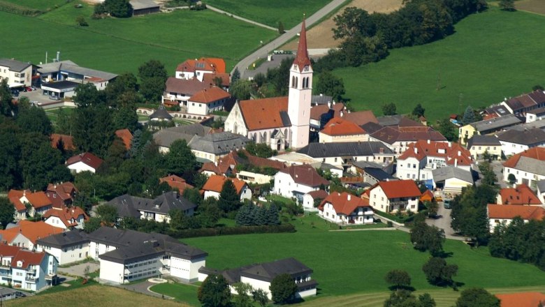 Gemeinde Weistrach, © zVg Gemeinde Weistrach Luftaufnahme der Gemeinde Weistrach mit Kirche und umliegenden Häusern.