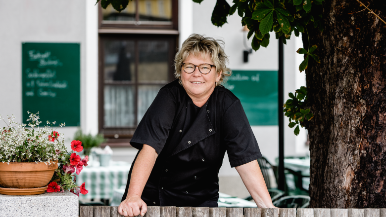 Gasthof Ebner, © Niederösterreich Werbung/David Schreiber In the midst of the picturesque landscape of the Mostviertel region, landlady Martina Ebner radiates warm hospitality. Surrounded by flowering plants and the inviting atmosphere of the inn, she invites guests to enjoy the culinary delights of the region. Tradition is lived here and every visit is an unforgettable experience.