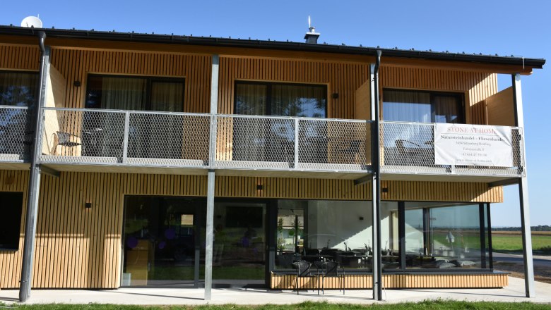 gastehaus-von-vorne-sonnig, © Helmut Leonhartsberger Gästehaus mit Holzfassade von vorne.