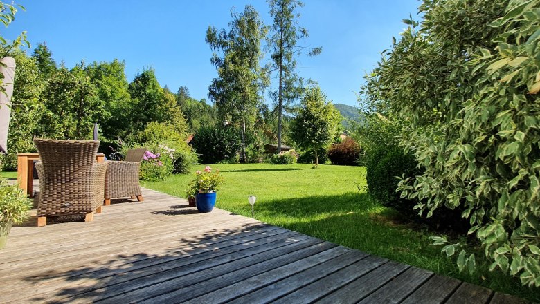 the spacious garden in summer, © Monika Stock the spacious garden in summer, © Monika Stock