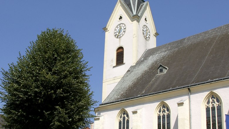 Stadtpfarrkirche St. Laurenz, © Ing. Alfred Pohl Stadtpfarrkirche St. Laurenz mit Turm und Uhr vor blauem Himmel.