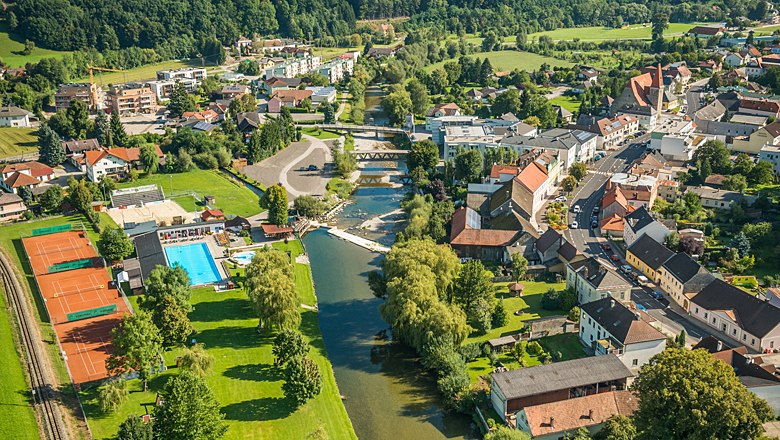 Pielachtalbad Rabenstein, © Markus Haslinger Luftaufnahme von Rabenstein mit Fluss, Schwimmbad und Tennisplätzen.