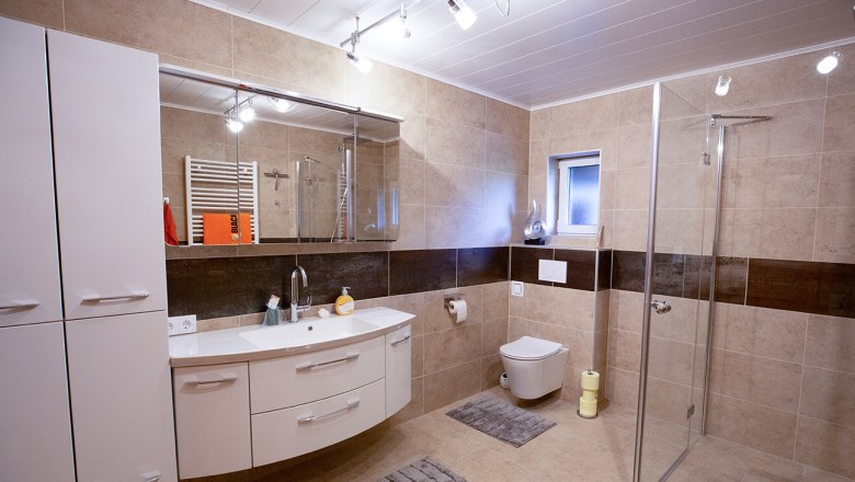 Spacious modern bathroom, © Gerlinde Hofmaier Spacious modern bathroom, © Gerlinde Hofmaier