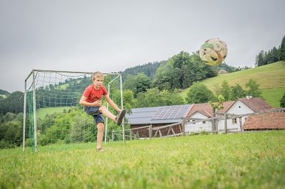 Fussballspielen auf einem besonderen Platz, © Einkehrhof Poggau Fussballspielen auf einem besonderen Platz, © Einkehrhof Poggau