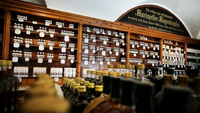 Apotheke Mariazell, © weinfranz.at Innenansicht einer traditionellen Apotheke mit Regalen voller Flaschen und Gläser.