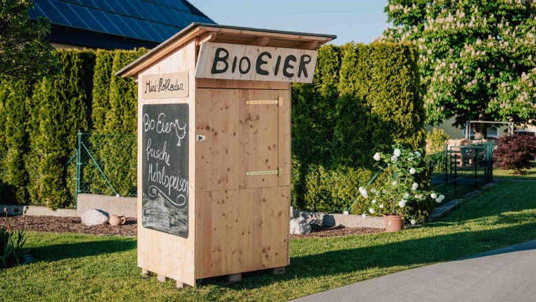 Hofladen am Wieserhof, © MIKU. Media OG Bio Eier und frische Mehlspeisen werden auf einem Schild angepriesen, das vor dem kleinen Holzhofladen direkt vor dem Wieserhof angebracht ist