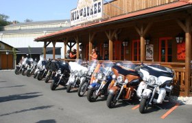 Salon Milwaukee, © Kiebl Motorräder vor dem Saloon Milwaukee Restaurant und Bar.